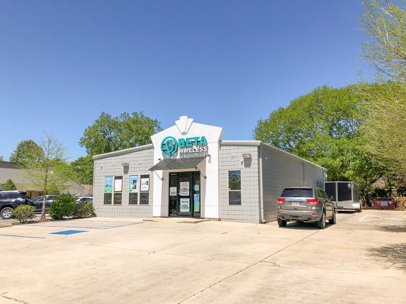 Versatile Space on Busy Coursey Blvd: 12055 Coursey Blvd, Baton Rouge, LA 70816